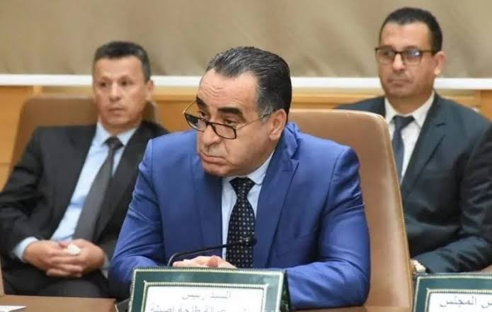 احميدي يدفع ثمن توقيعه على بيان الفرق السياسية بجماعة طنجة ويستقيل من رئاسة فريق “البام”