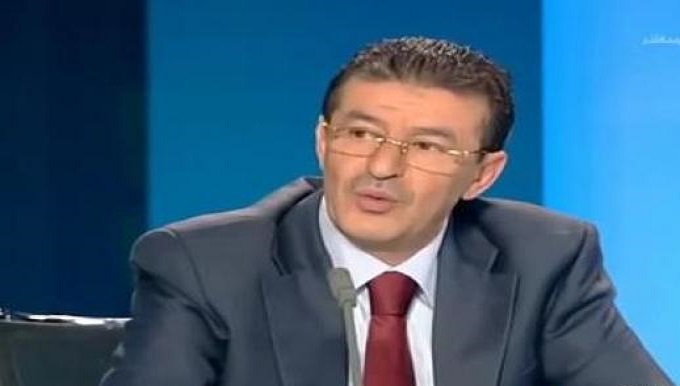 الحاج عبد المالك أبرون يعزي في وفاة أسطورة الكرة الوطنية أحمد فرس