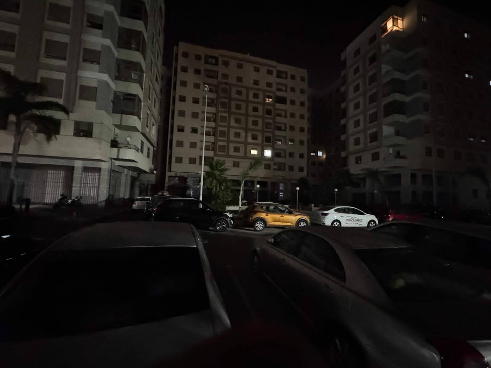 ظلام دامس يخيّم على أحياء قرب ملعب طنجة الكبير بسبب غياب الإنارة العمومية