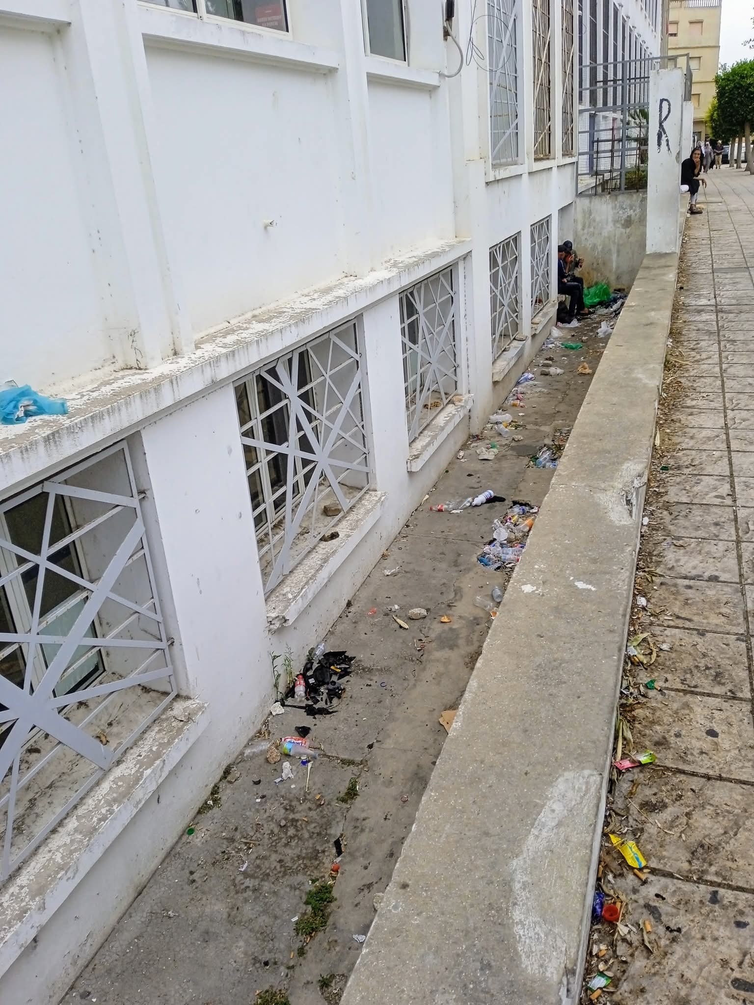 تدهور محيط المكتبة الوسائطية  يثير غضب سكان حي المصلى بطنجة