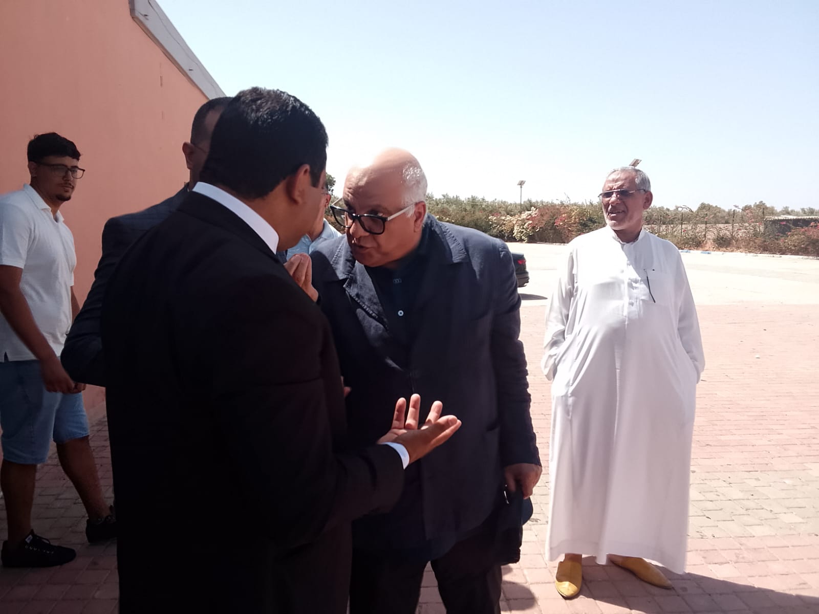 رئيس جماعة إيغود يحرج المنسق الجهوي للحمامة في لقاء حزبي والأخير لم يتمالك أعصابه ويصرخ “حشومة عليك”