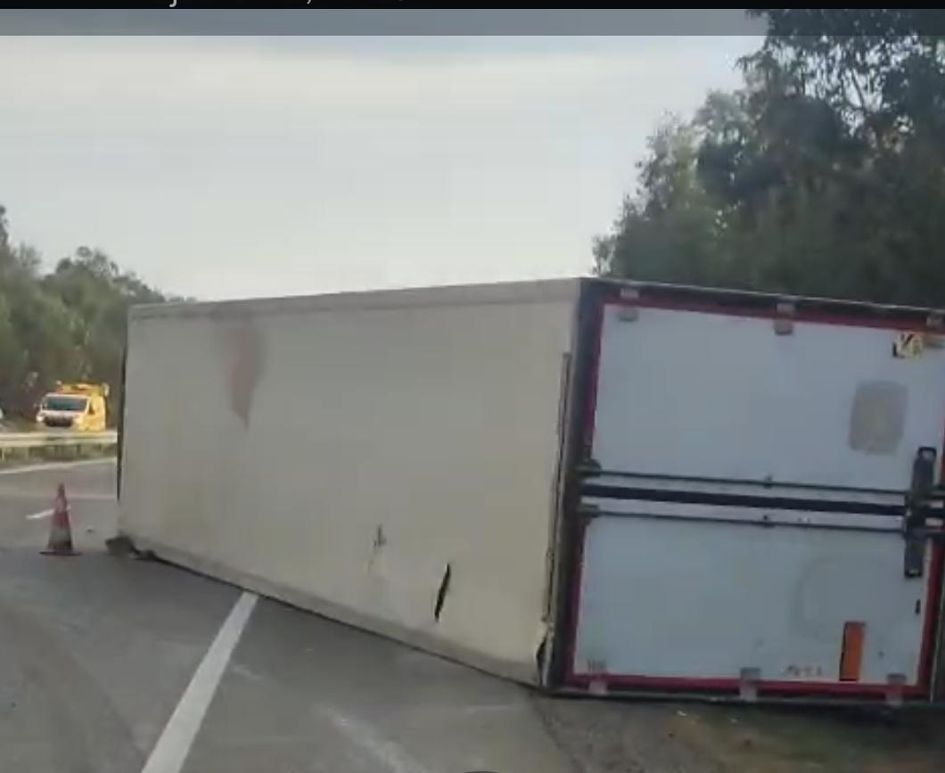 انقلاب شاحنة ضخمة يتسبب في شلّ حركة السير بالطريق السيار بين العرائش و طنجة