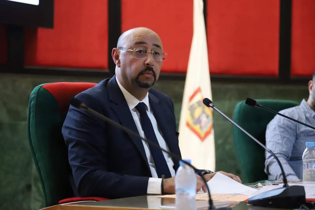 عمدة طنجة ينفي توصّله باستفسار من ولاية طنجة حول ملعب البادل ويتساءل: لماذا يُستفسرونني وهم موقّعون معي