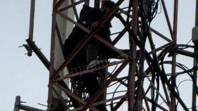 استنفار أمني بأكزناية بعد صعود شخص إلى عمود اتصالات ومحاولات لإقناعه بالنزول